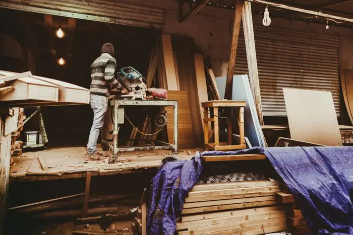 Schrijnwerker aan het werk in zijn atelier